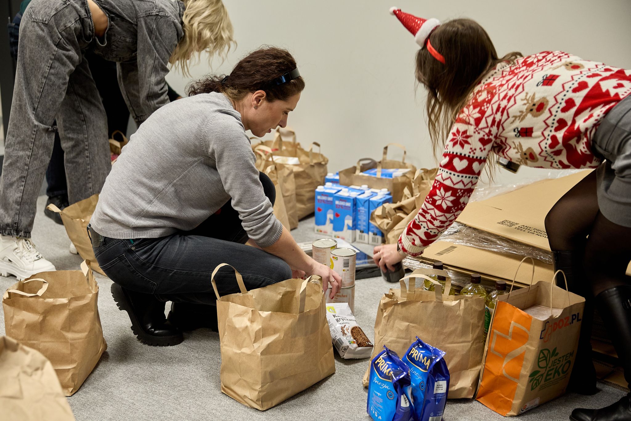 AUTODOC employees packing Christmas gifts