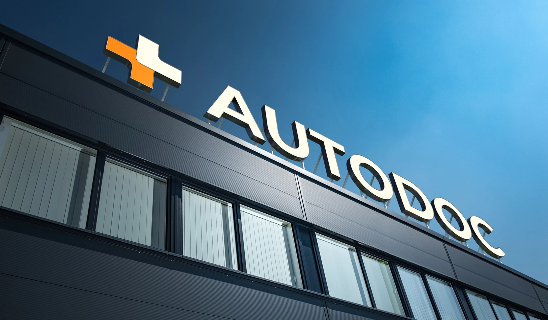 Foto von Firmensitz mit Logo